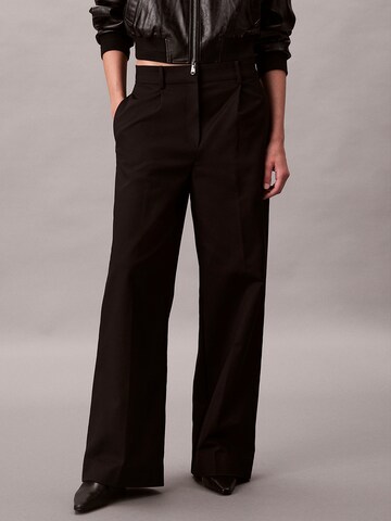 Calvin Klein Wide Leg Bukser med lægfolder i sort: forside