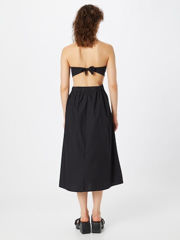 Rochie de la Monki pe negru