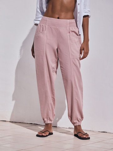 Next Tapered Jeans in Pink: Vorderseite