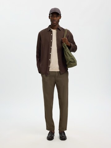 SELECTED Regular Fit Skjorte 'SLHKYLIAN' i brun