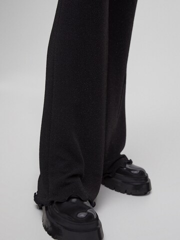 Pull&Bear Rozkloszowany krój Spodnie w kolorze czarny