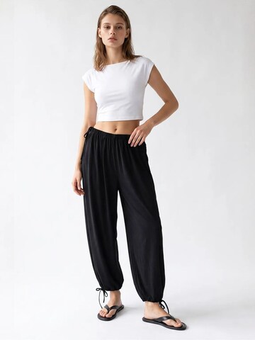Tapered Pantaloni de la MixRay pe negru: față