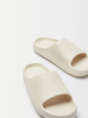 Flip-flops de la Bershka pe bej