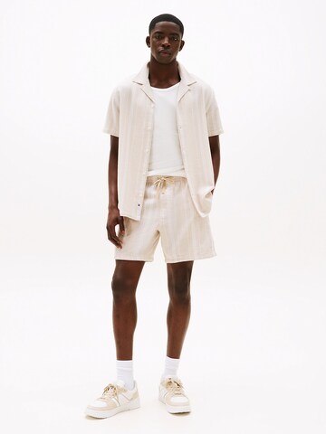 Tommy Jeans Regular Shorts in Beige
