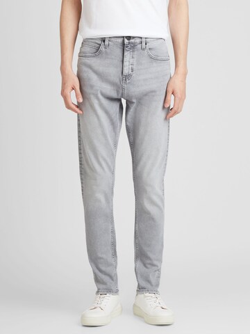 QS Tapered Jeans i grå: framsida