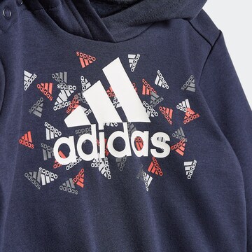 mėlyna ADIDAS SPORTSWEAR Treniruočių kostiumas 'Bagde of Sport Graphic'