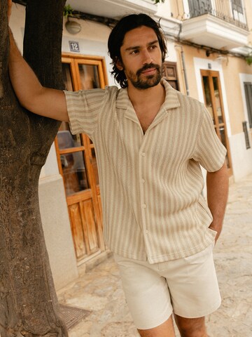 DAN FOX APPAREL Comfort Fit Риза 'Joschua' в бежово