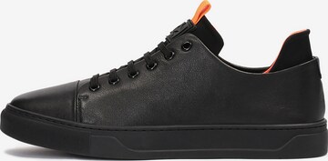 Sneaker bassa di Kazar in nero: frontale