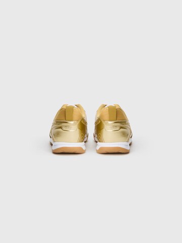 Sneaker 'GATO LV8' di Nike Sportswear in oro