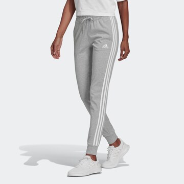 ADIDAS SPORTSWEAR Zwężany krój Spodnie sportowe 'Essentials' w kolorze szary: przód