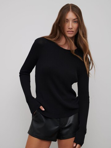 RÆRE by Lorena Rae - Pullover 'Juna' em preto: frente