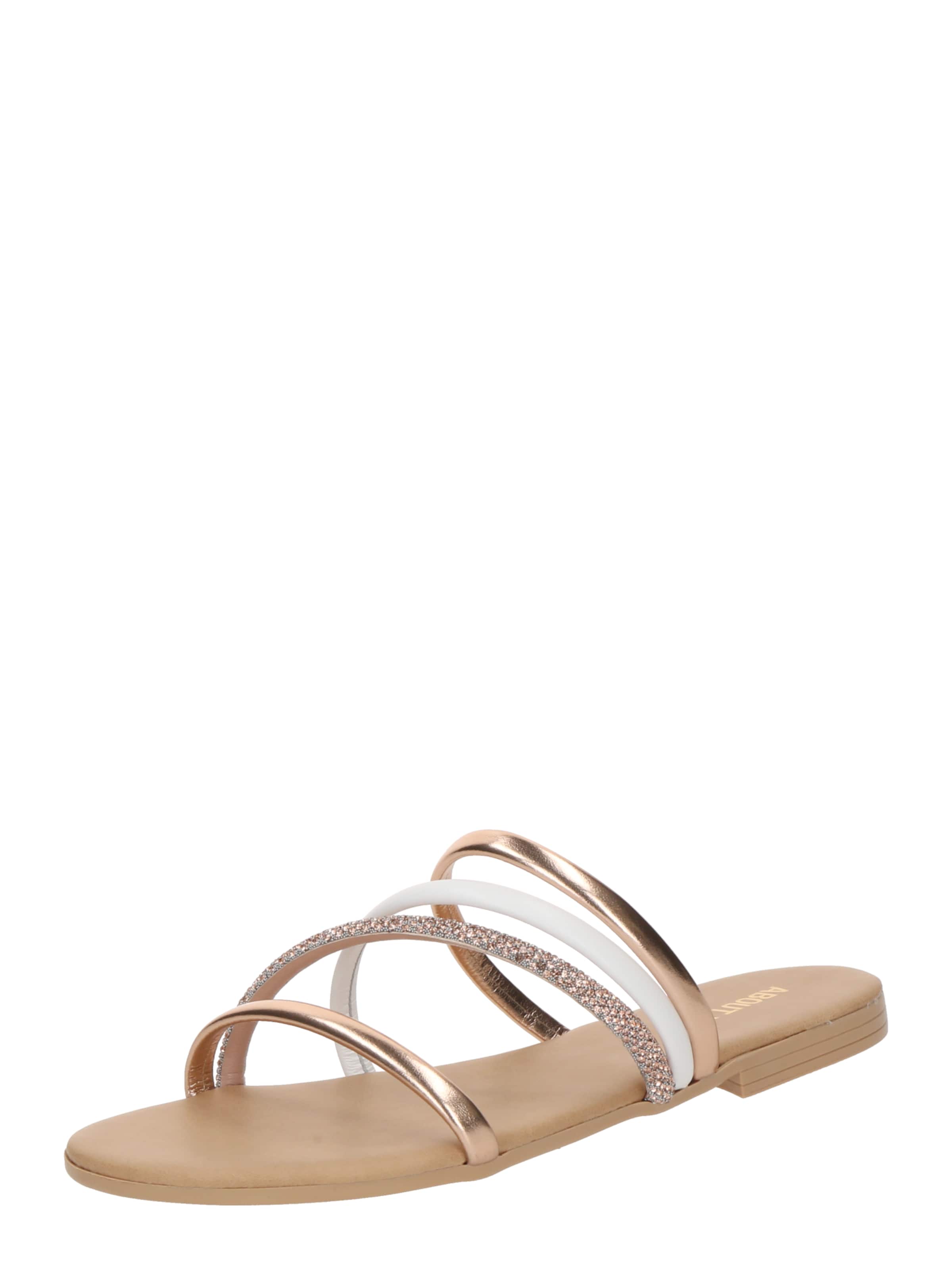 ABOUT YOU Чехли 'Pia' в злато: отпред