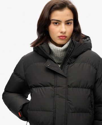 Superdry Tussenjas in Zwart