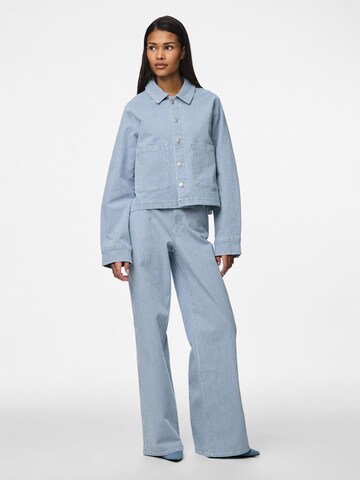 Veste mi-saison 'PCBillo' PIECES en bleu