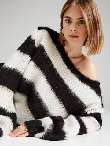 millane Oversized Sweater in White