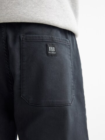 Tapered Pantaloni di Pull&Bear in grigio