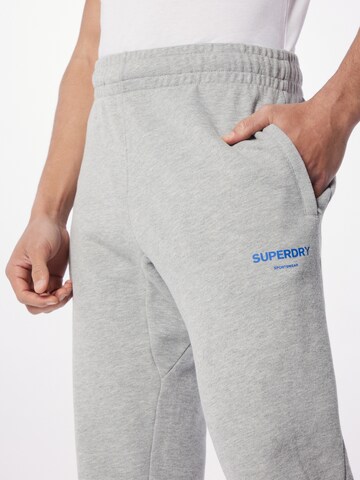 Superdry Tapered Byxa i grå