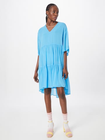 Robe Essentiel Antwerp en bleu : devant