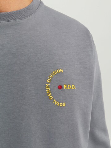 R.D.D. ROYAL DENIM DIVISION Sweatshirt 'Dean' in Grijs