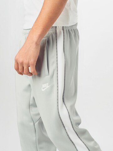 Nike Sportswear Zwężany krój Spodnie 'Repeat' w kolorze zielony