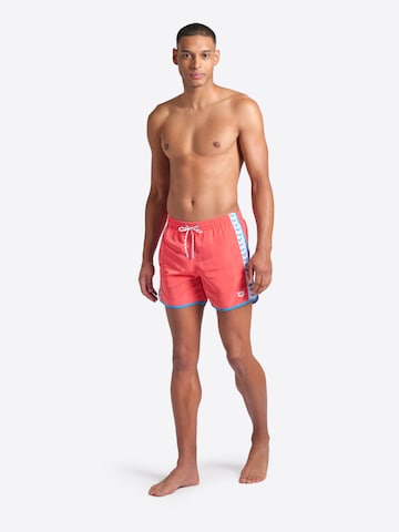 Pantaloncini da bagno 'TEAM STRIPE' di ARENA in rosa