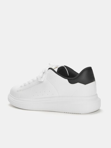 Sneaker bassa di Pull&Bear in bianco