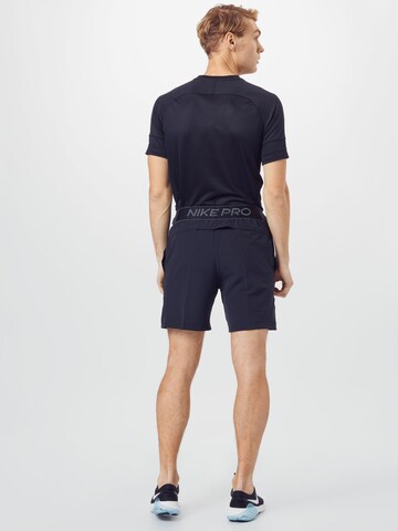 NIKE Regular Sportshorts in Schwarz