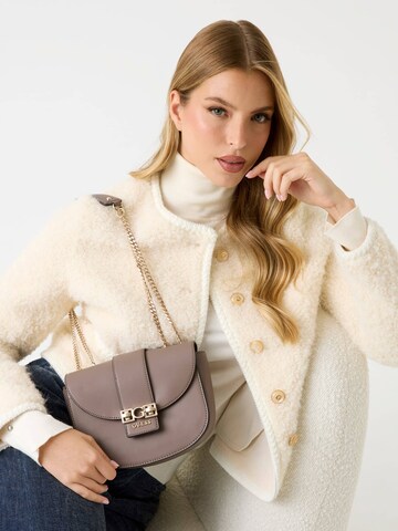 GUESS Umhängetasche 'Jane' in Braun