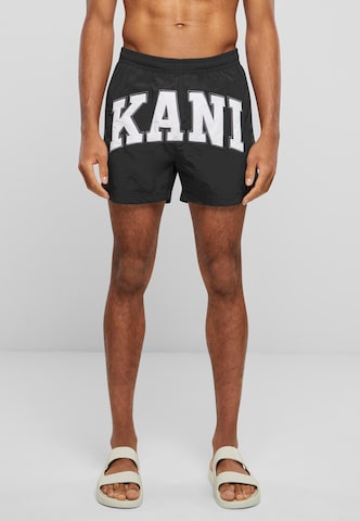 Karl Kani Boardshorts in Zwart: voorkant