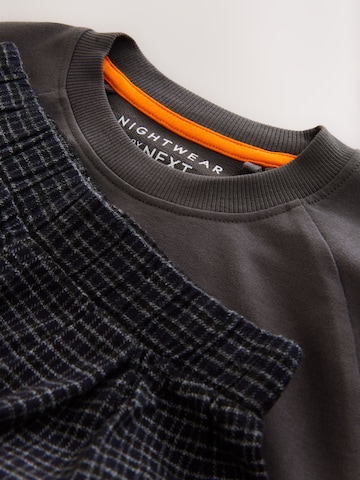 Pijamale de la Next pe gri