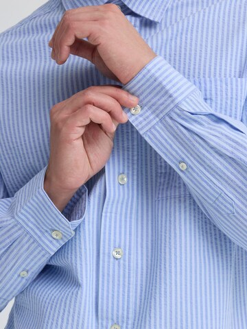 Casual Friday - Comfort Fit Camisa ' CFJaevon Seersucker ' em azul