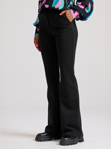 Evazați Pantaloni de la Funky Buddha pe negru