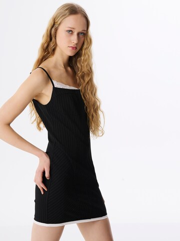 Twist Dress in Black: front