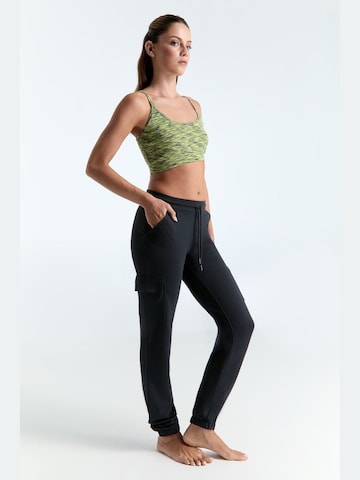 True North Tapered Pants 'Cargohose' in Black