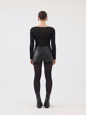 HOLLY LOLLY Slimfit Shorts in Schwarz