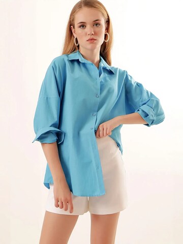 Bigdart Blouse in Blue: front