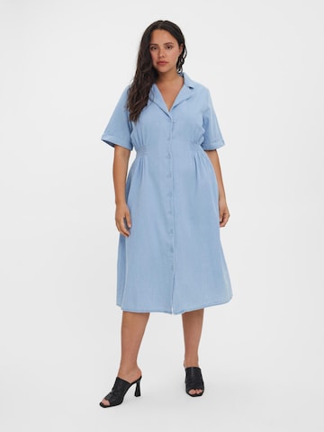 Vero Moda Curve - Vestido camisero 'Lindsey' en azul: frente