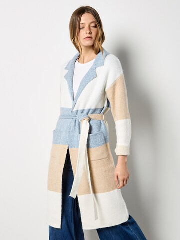 Apricot Klederdrachtjas ' ' in Beige