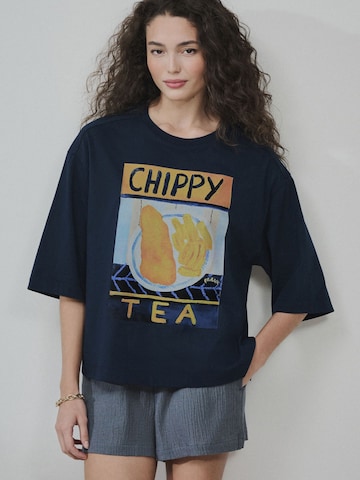 Next Футболка 'Chippy Tea Frankie Thorpe' в Синий: спереди