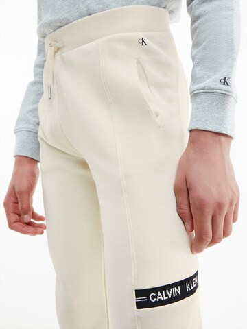 Tapered Pantaloni 'INTARSIA' di Calvin Klein Jeans in beige