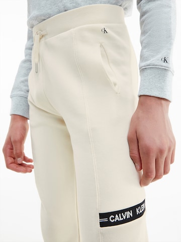 Calvin Klein Jeans Дънки Tapered Leg Панталон 'INTARSIA' в бежово