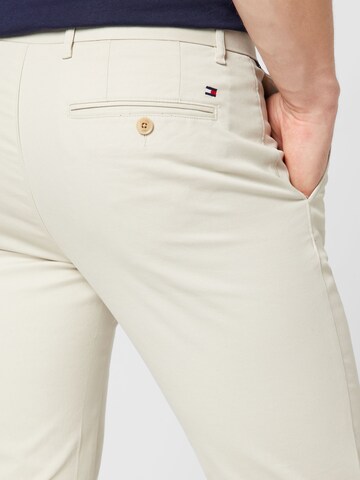 TOMMY HILFIGER Slimfit Chinobyxa 'DENTON' i beige