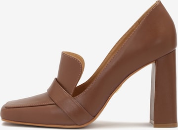 Kazar Pumps in Brown: front