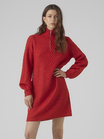 Robes en maille VERO MODA en rouge : devant