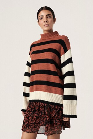 SOAKED IN LUXURY - Pullover em vermelho: frente