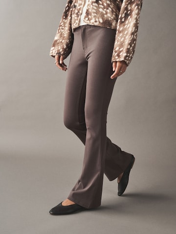 Next Flared Jeggings in Bruin: voorkant