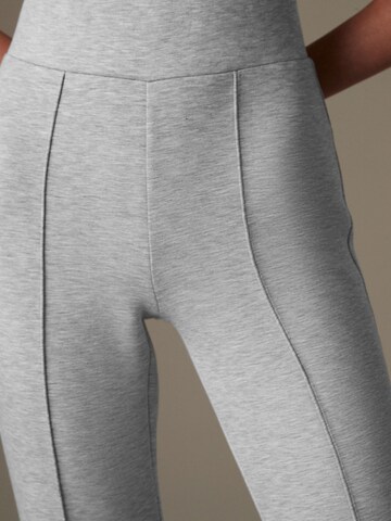 Wide leg Pantaloni cu dungă de la Next pe gri