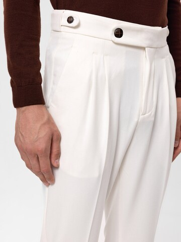 Regular Pantalon à plis Antioch en blanc