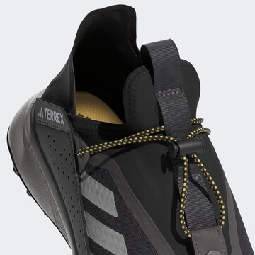 ADIDAS TERREX Lage schoen 'Voyager 21' in Bruin