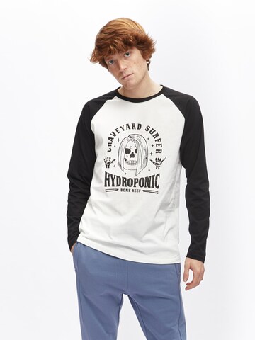 hydroponic - Camiseta 'Hydroponic Graveyard Long-Sleeve Graphic T-Shirt' en blanco